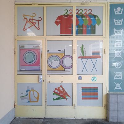 Pawilon przy ul. Hetmańskiej 35. Zachowana stalowa stolarka drzwiowa z nadświetlem w ścianie bocznej po stronie p&oacute;łnocnej. Zdjęcie BMKZ UM Rzeszowa